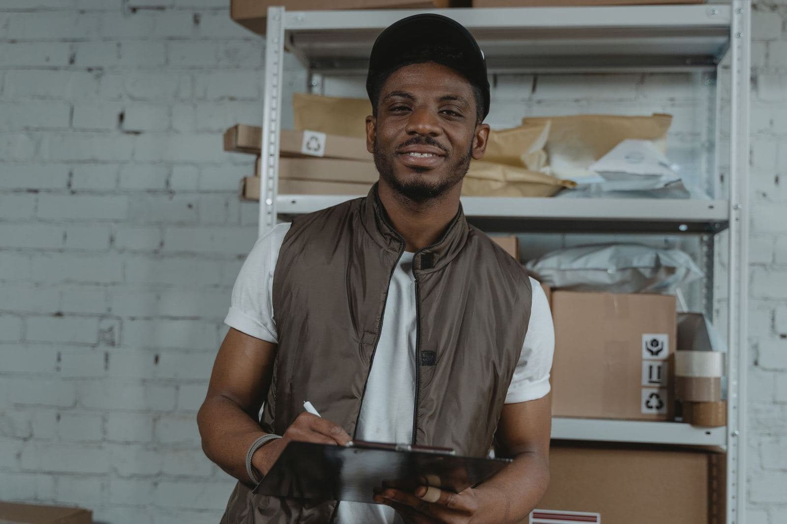 Responsable logistique souriant, tablette en main